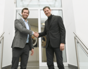 HEISMANN steht für international ausgerichtete CNC-Großserienfertigung mit hoher Automatisierung und skalierbaren Strukturen. Kemper Drehteile ist spezialisiert auf flexible Klein- und Mittelserien, verfügt über breite Werkstoffkompetenz und langjährige Erfahrung im Maschinenbau.  Durch den Zusammenschluss entsteht eine leistungsfähige Ergänzung:      Erweiterung des Teilespektrums von Klein- bis Großserie     Zugang zu internationalen Märkten     Nutzung gemeinsamer technischer Ressourcen     Ausbau der Werkstoff- und Fertigungskompetenz  Wichtig für Kunden, Mitarbeitende und Partner:  Kemper Drehteile bleibt als eigenständiges Unternehmen bestehen. Standort, Team und Arbeitsplätze bleiben erhalten. Die bestehenden Ansprechpartner bleiben weiterhin erreichbar.  Die operative Stärke beider Häuser bleibt erhalten – ergänzt um zusätzliche Kapazitäten, Internationalität und strategische Perspektiven.  Der Handschlag von Herrn Gawenda und Herrn Kemper steht damit für Kontinuität und Weiterentwicklung zugleich.