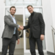 HEISMANN steht für international ausgerichtete CNC-Großserienfertigung mit hoher Automatisierung und skalierbaren Strukturen. Kemper Drehteile ist spezialisiert auf flexible Klein- und Mittelserien, verfügt über breite Werkstoffkompetenz und langjährige Erfahrung im Maschinenbau. Durch den Zusammenschluss entsteht eine leistungsfähige Ergänzung: Erweiterung des Teilespektrums von Klein- bis Großserie Zugang zu internationalen Märkten Nutzung gemeinsamer technischer Ressourcen Ausbau der Werkstoff- und Fertigungskompetenz Wichtig für Kunden, Mitarbeitende und Partner: Kemper Drehteile bleibt als eigenständiges Unternehmen bestehen. Standort, Team und Arbeitsplätze bleiben erhalten. Die bestehenden Ansprechpartner bleiben weiterhin erreichbar. Die operative Stärke beider Häuser bleibt erhalten – ergänzt um zusätzliche Kapazitäten, Internationalität und strategische Perspektiven. Der Handschlag von Herrn Gawenda und Herrn Kemper steht damit für Kontinuität und Weiterentwicklung zugleich.