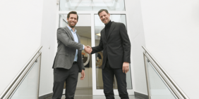 HEISMANN steht für international ausgerichtete CNC-Großserienfertigung mit hoher Automatisierung und skalierbaren Strukturen. Kemper Drehteile ist spezialisiert auf flexible Klein- und Mittelserien, verfügt über breite Werkstoffkompetenz und langjährige Erfahrung im Maschinenbau.  Durch den Zusammenschluss entsteht eine leistungsfähige Ergänzung:      Erweiterung des Teilespektrums von Klein- bis Großserie     Zugang zu internationalen Märkten     Nutzung gemeinsamer technischer Ressourcen     Ausbau der Werkstoff- und Fertigungskompetenz  Wichtig für Kunden, Mitarbeitende und Partner:  Kemper Drehteile bleibt als eigenständiges Unternehmen bestehen. Standort, Team und Arbeitsplätze bleiben erhalten. Die bestehenden Ansprechpartner bleiben weiterhin erreichbar.  Die operative Stärke beider Häuser bleibt erhalten – ergänzt um zusätzliche Kapazitäten, Internationalität und strategische Perspektiven.  Der Handschlag von Herrn Gawenda und Herrn Kemper steht damit für Kontinuität und Weiterentwicklung zugleich.