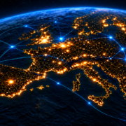 Illustration Europas bei Nacht mit orange leuchtenden Städten und blauen Verbindungslinien als Symbol europäischer Vernetzung.